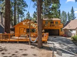 The RobinHood Retreat! A 1 min Walk to SnowPlay!