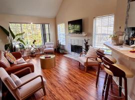 Condo near Jax Beach and Mayo Clinic, hotel v destinaci Jacksonville