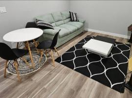 Guest Home Near Regina Airport YQR, hotel in Regina