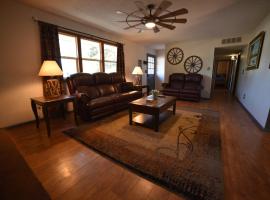 Rustic Western Home Steps from Rte 66 & Grand Canyon Train Station, villa i Williams