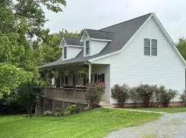 Modern Retreat w Level 2 EV Charger, Fast WiFi