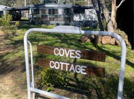 Coves Cottage，Piries的有停車位的飯店