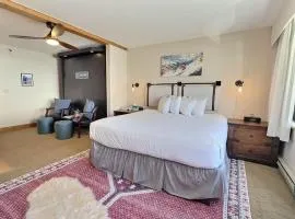 Top Floor Studio with Pool Hot Tub ski in-out