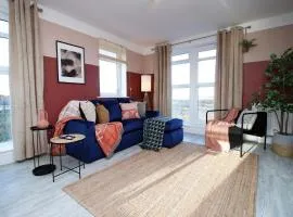STYLISH MODERN RETREAT- OVERLOOKING POOLE QUAY- SLEEPS 6- SUPERFAST WiFi- PRIVATE PARKING SPACE- FLAT SCREEN SMART TV- ENSUIT- GREAT VIEWS- BEAUTIFUL LOCATION