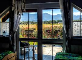 Willa Kolorowa Chata 6 km Od Karpacza, фермерский дом в городе Мыслаковице