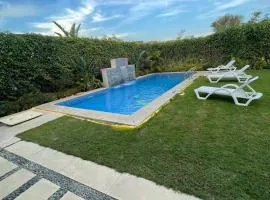 فيلا مع حمام سباحه وجاردن 0306-888-0106