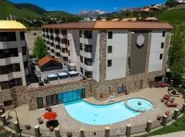 Corner condo with Pool Hot Tub Ski In-Out