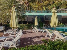 Phi Phi Nice Beach Hotel Hip, hotel com estacionamento em Phi Phi Don