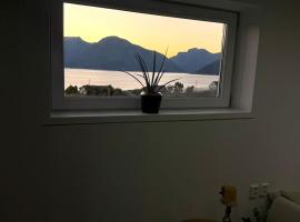Koselig ved Fjorden - Vangsnes, pet-friendly hotel in Vangsnes
