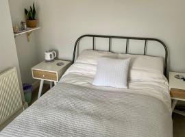 Room at Private House with Private Bathroom, Hotel in Telford