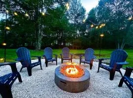 Pocono Mountain Escape - Steps to Lake- Hot Tub - Games- 9 Mins to Ski Slopes!