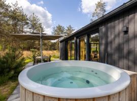 Design bungalow met wellness in parkbos, hotel with hot tubs in Giethmen