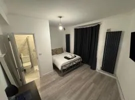 38LYW Large Ensuite Room - Stratford, London