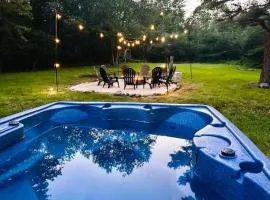 Pocono Mountain Escape - Steps to Lake- Hot Tub - Games- 9 Mins to Ski Slopes!