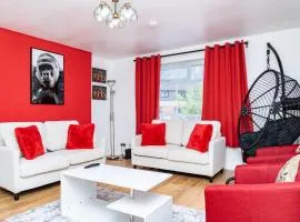 Elegant 5Bed Home with Free Parking at City Centre, Sleeps 10