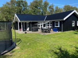 Charming Modern Summer House 4 Min From The Beach, хотел в Gørlev