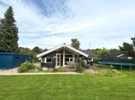 Cozy Home In Dronningmølle With Wifi