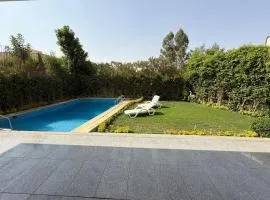 فيلا مع حمام سباحه وحديقه 0306-888-0106