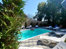 B&B House, hotel com piscina em Korosten