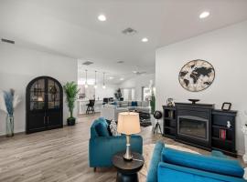 Chic Villages 3BR King Suite With Patio & Golf Cart, Hotel in Sumterville