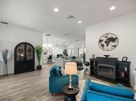 Chic Villages 3BR King Suite With Patio & Golf Cart