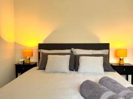 Brand-new flat, King Bed, Sofa Bed with full kitchen, Wi-Fi, self check-in Central location near everything，位于法恩伯勒的酒店