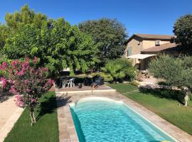 Gîte ,studio dans le village de lagnes, ξενοδοχείο σε Lagnes