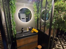 Love room avec spa privatif et salle de jeux adultes, hotel with hot tubs in Beauvais