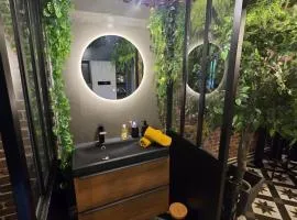 Love room avec spa privatif et salle de jeux adultes