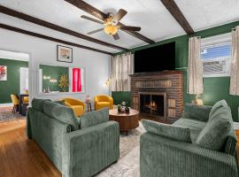 Charming 4BR Retreat in Arlington Sleeps 12 NearDC、アーリントンのホテル