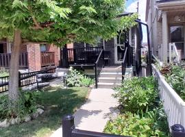 The Cozy Bungalow in North York Nest, hotel in Toronto