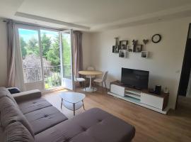 Sunny and renovated flat in secure residence, khách sạn ở La Garenne-Colombes