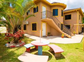 Elegant,Central & spacious unit with AC at DW APTS, alojamiento con cocina en Mandeville