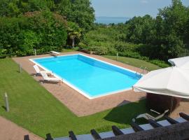 Villa dei Salici con piscina by Wonderful Italy, hotel v destinácii Soiano del Lago