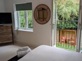 Modern Elm Tree House with Cinema 6 Bedroom sleeps 12