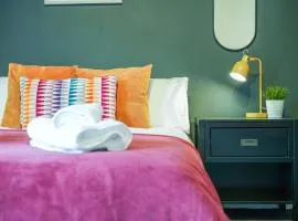 Modern 3 Bed House in Derby - FREE Parking - Hosted by Stay Host Save