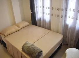 Habitación con cama nueva doble y balcon privado cerca del parque principal