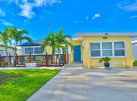 Entire Home 3BR 1BA Sleeps 6 St Pete, FL Spacious Private Backyard