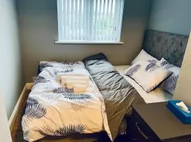 Double bedroom in Stafford, sleeps 2, free WIFI, free parking