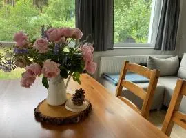 Domek w ogrodzie przy lesie i jeziorze GiNTEROWO