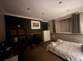 Double ground floor room - Leicester free parking and drinks