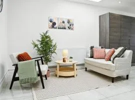 Spacious 6-Bedroom/6-Bathroom Stay in Bloxwich