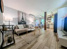 Farm Style, Bar Cart, Courtyard, BBQ- 1 Dollar rides to Beach & Downtown