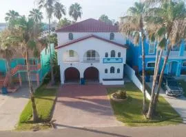 Fun Retro Island Vibe Sleeps 17 Beach 1 block home