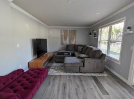 CulDeSec Home 4BR 3 & half Baths Sleeps 7 Jacuzzi tub, hotel v destinaci Columbus