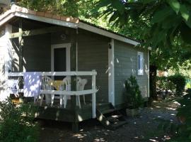Chalet avec Terrasse pour 4 personnes à Ribes - API-1-52-643, Hotel in Ribes