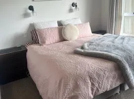 Cosy & close to town
