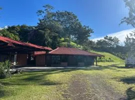 Posada de Leda y Jose, Casa de campo en la zona de Santa Cruz de Turrialba