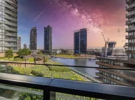 Docklands Luxury & Stunning Views - Pool, Gym, Yoga & Parking