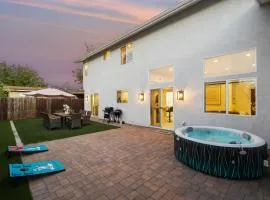 Entire Private 3BR - 2Bth w Yard, Parking, King Bed, Hot Tub